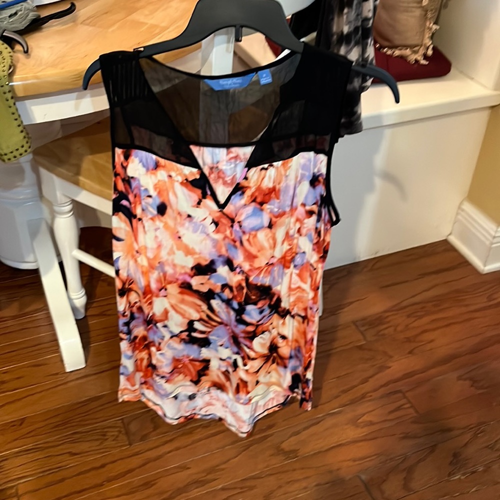 Vera want sleeveless top